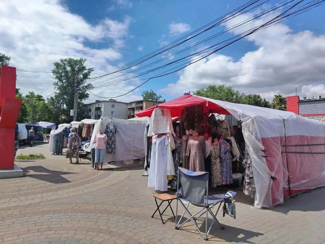 В Курске у «Родины» накрыли нелегальный рынок с палатками В Курске у «Родины» накрыли нелегальный рынок с палатками