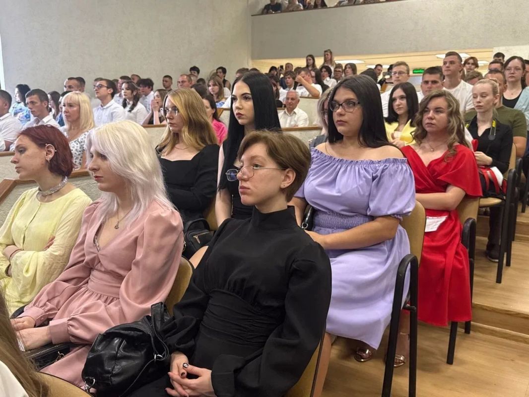 Курские студенты получают дипломы Курские студенты получают дипломы