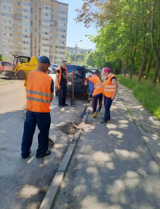 Городская коммунальная служба наводит порядок в городе! Городская коммунальная служба наводит порядок в городе!