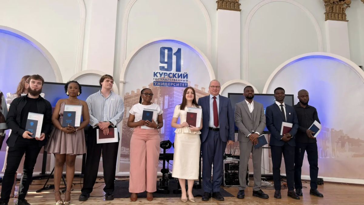 Сегодня стены Курского государственного университета наполнились особой атмосферой — здесь царили радость, волнение и гордость Сегодня стены Курского государственного университета наполнились особой атмосферой — здесь царили радость, волнение и гордость