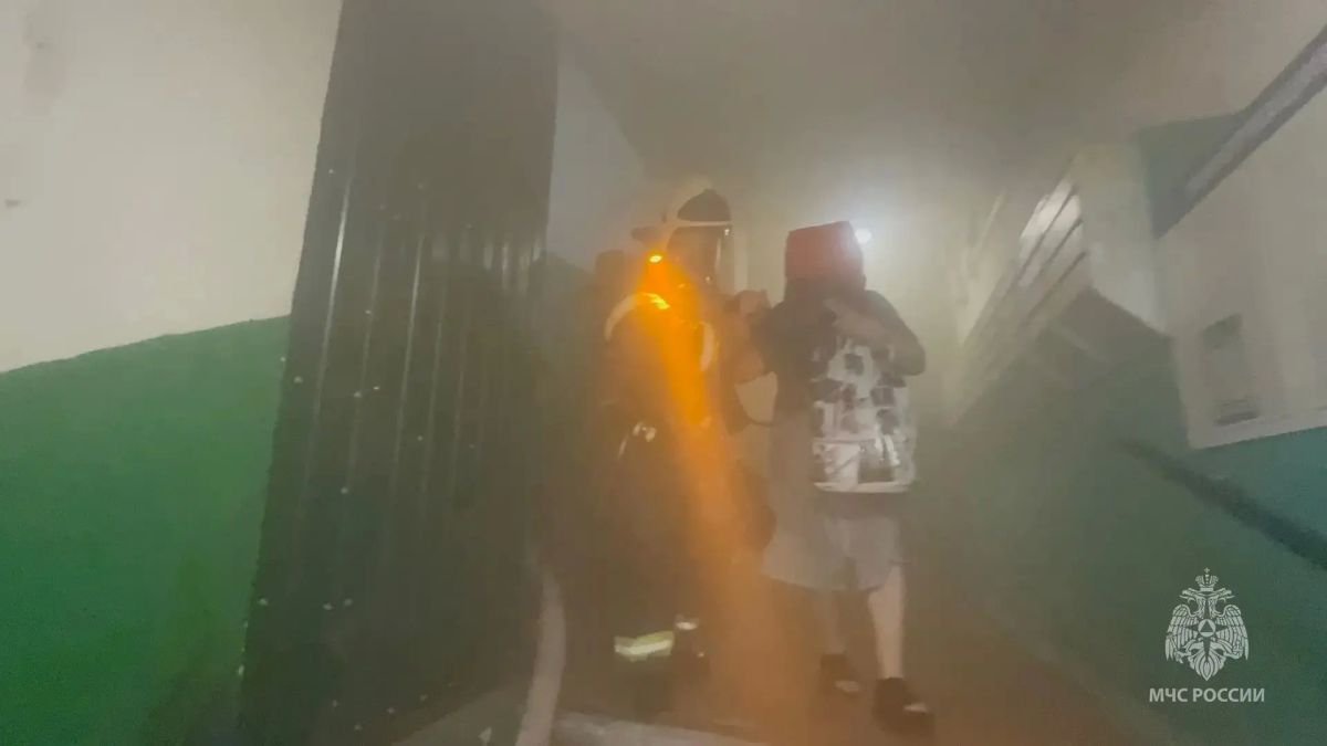 Курские огнеборцы спасли трех человек из пожара на улице Павлуновского Курские огнеборцы спасли трех человек из пожара на улице Павлуновского