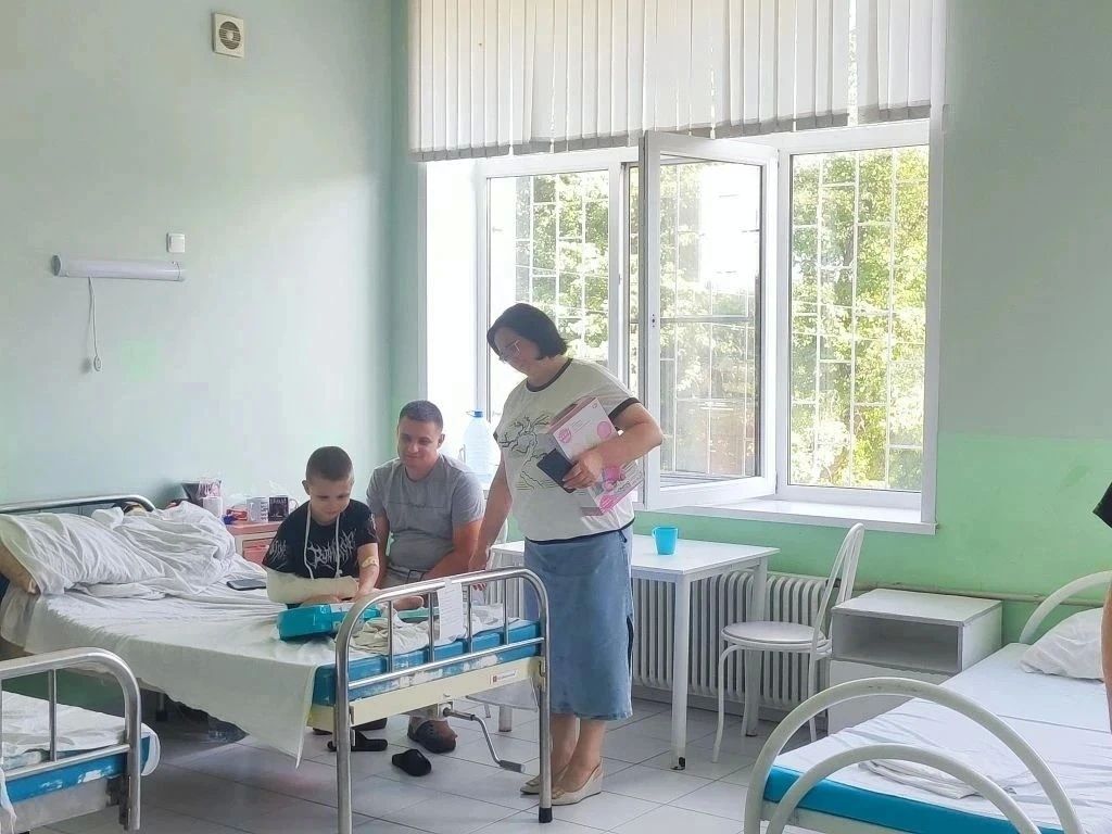 Единороссы доставили маленьким храбрецам игрушки Единороссы доставили маленьким храбрецам игрушки