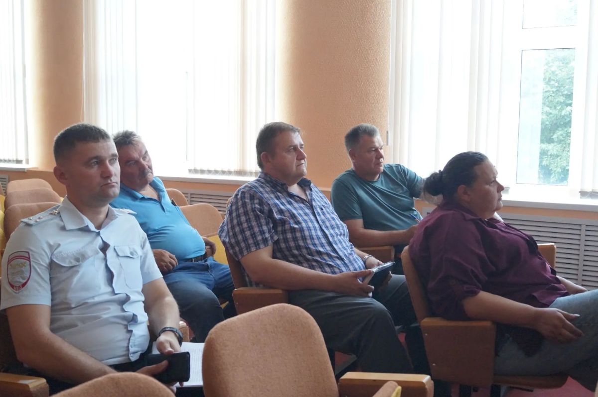 Сегодня в Администрации Конышевского района было проведено внеочередное заседание комиссии по предупреждению, ликвидации чрезвычайных ситуаций и обеспечению пожарной безопасности района