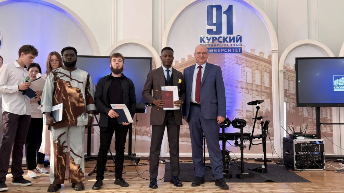 Сегодня стены Курского государственного университета наполнились особой атмосферой — здесь царили радость, волнение и гордость Сегодня стены Курского государственного университета наполнились особой атмосферой — здесь царили радость, волнение и гордость