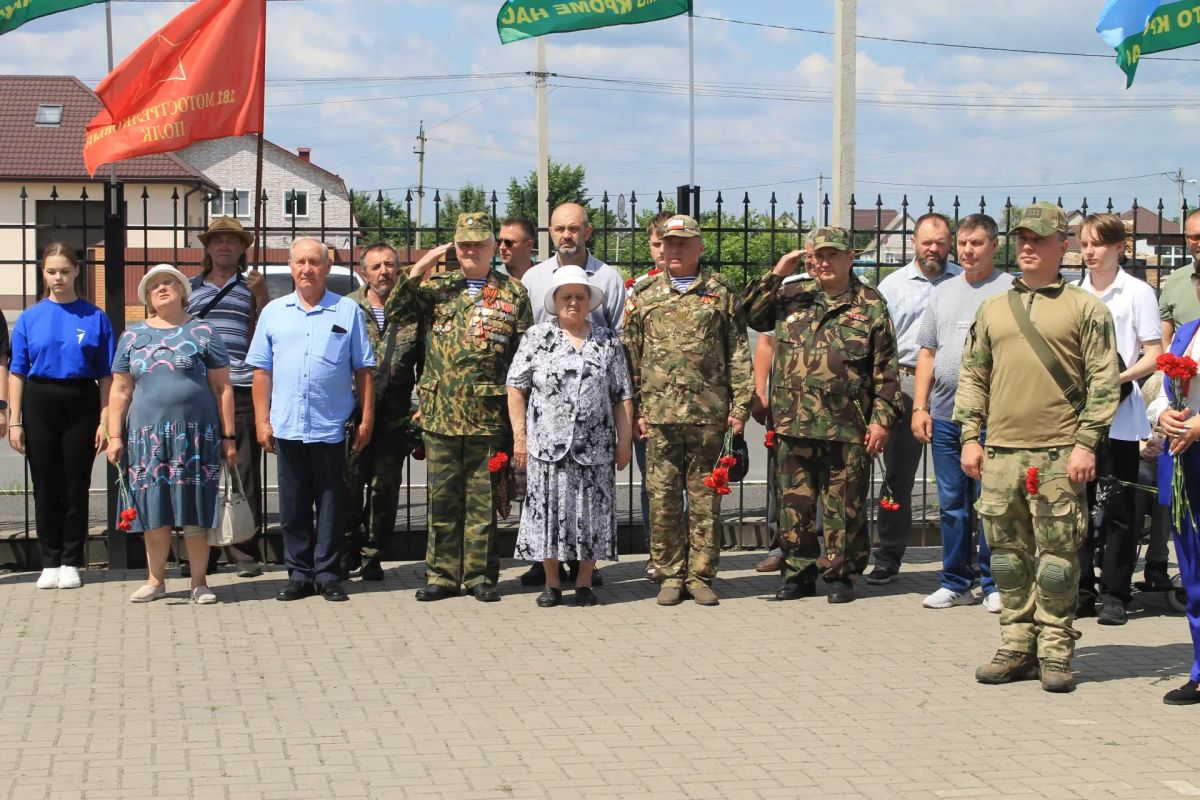 Вчера, 1 июля 2026 года, в День ветеранов боевых действий, на территории храма Покрова Пресвятой Богородицы в селе Черницыно Октябрьского района прошел митинг с возложением цветов Вчера, 1 июля 2026 года, в День ветеранов боевых действий, на территории храма Покрова Пресвятой Богородицы в селе Черницыно Октябрьского района прошел митинг с возложением цветов