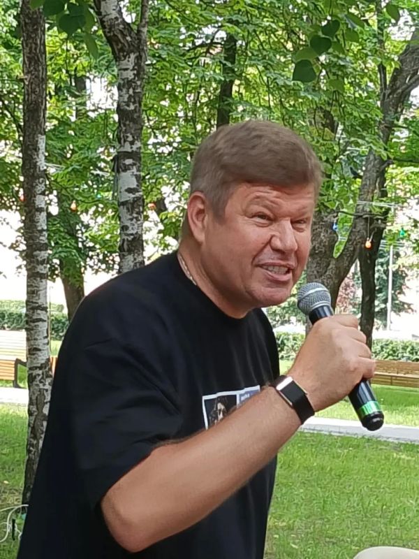 Дмитрий Губерниев в Курске сыпал шутками и спел в Парке пионеров Дмитрий Губерниев в Курске сыпал шутками и спел в Парке пионеров