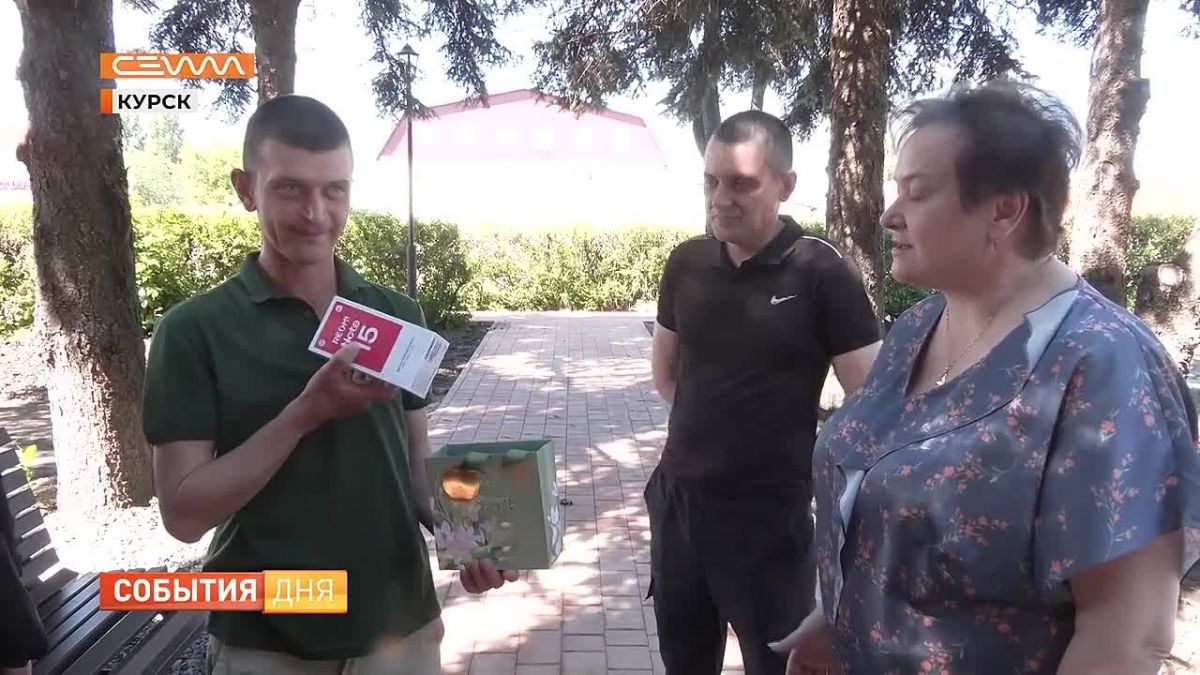 Министр социального обеспечения, материнства и детства Курской области Татьяна Сукновалова посетила пункт временного размещения, в который накануне были заселены пять жителей региона, освобожденных из украинского плена