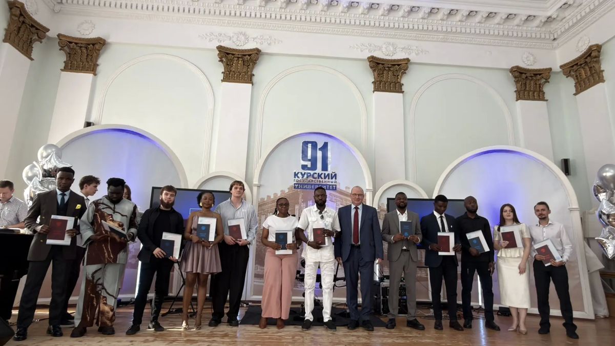 Сегодня стены Курского государственного университета наполнились особой атмосферой — здесь царили радость, волнение и гордость Сегодня стены Курского государственного университета наполнились особой атмосферой — здесь царили радость, волнение и гордость
