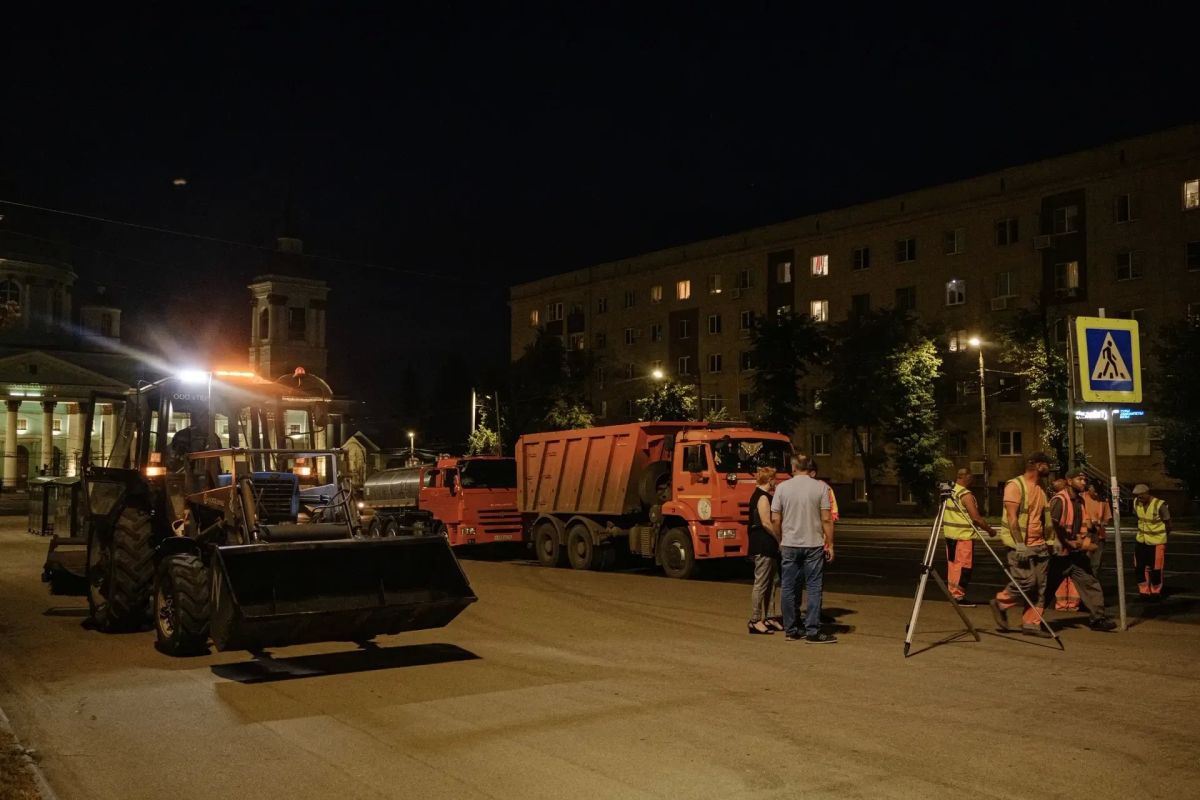 На Красной площади в Курске ремонтируют дорогу На Красной площади в Курске ремонтируют дорогу