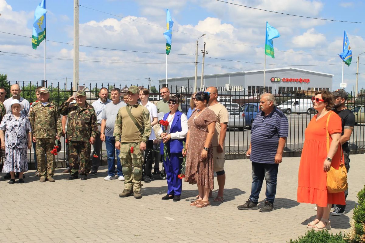 Вчера, 1 июля 2026 года, в День ветеранов боевых действий, на территории храма Покрова Пресвятой Богородицы в селе Черницыно Октябрьского района прошел митинг с возложением цветов Вчера, 1 июля 2026 года, в День ветеранов боевых действий, на территории храма Покрова Пресвятой Богородицы в селе Черницыно Октябрьского района прошел митинг с возложением цветов