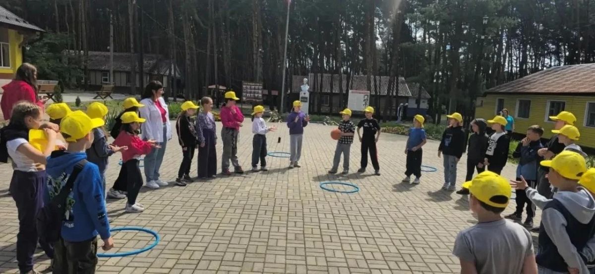 Участники профессионального клуба воспитателей провели яркий и насыщенный день с ребятами, отдыхающими в Центре им. Ульяны Громовой Участники профессионального клуба воспитателей провели яркий и насыщенный день с ребятами, отдыхающими в Центре им. Ульяны Громовой