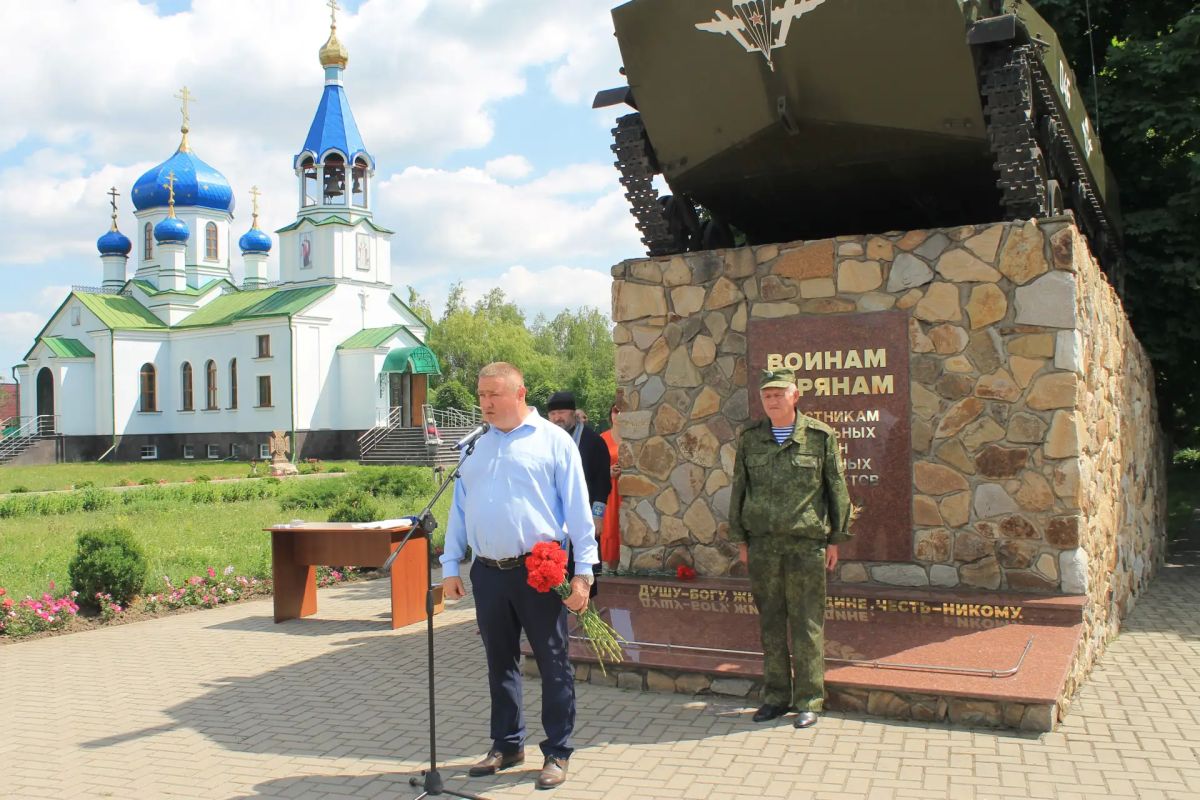 Вчера, 1 июля 2026 года, в День ветеранов боевых действий, на территории храма Покрова Пресвятой Богородицы в селе Черницыно Октябрьского района прошел митинг с возложением цветов Вчера, 1 июля 2026 года, в День ветеранов боевых действий, на территории храма Покрова Пресвятой Богородицы в селе Черницыно Октябрьского района прошел митинг с возложением цветов
