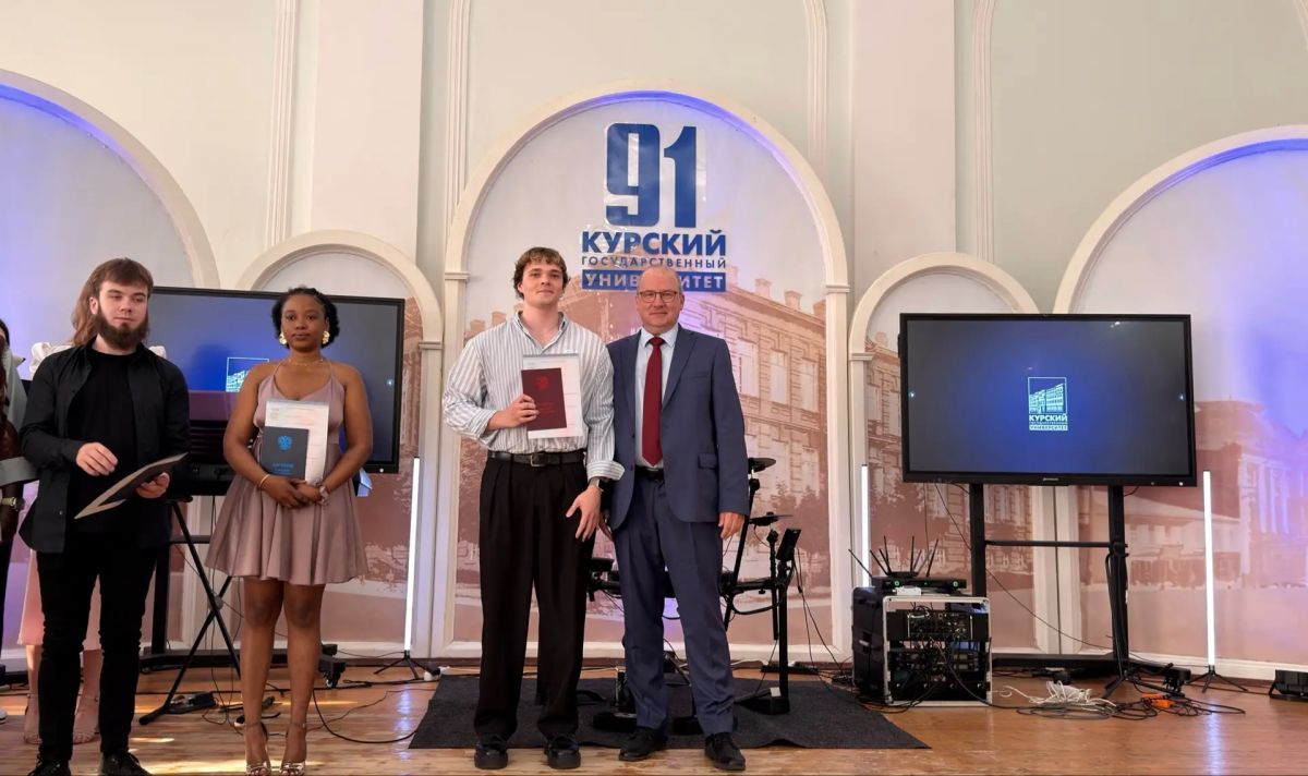 Сегодня стены Курского государственного университета наполнились особой атмосферой — здесь царили радость, волнение и гордость Сегодня стены Курского государственного университета наполнились особой атмосферой — здесь царили радость, волнение и гордость