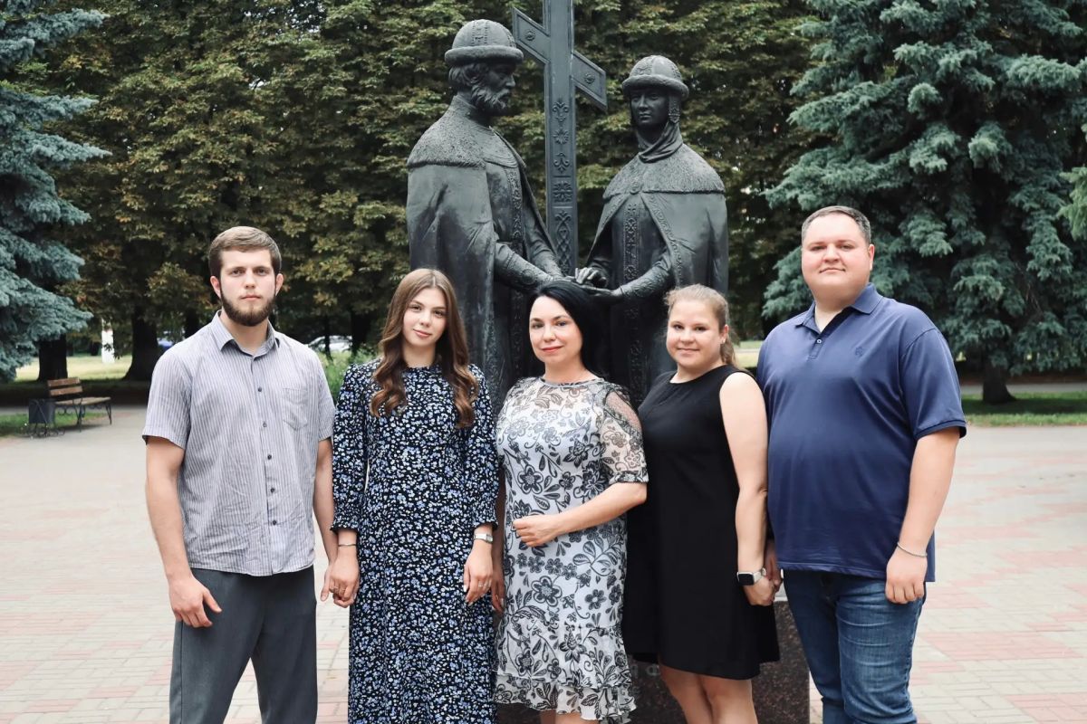 8 июля, в День семьи, любви и верности, две семьи из Курской области официально зарегистрируют свои отношения на главной свадебной площадке страны в Москве