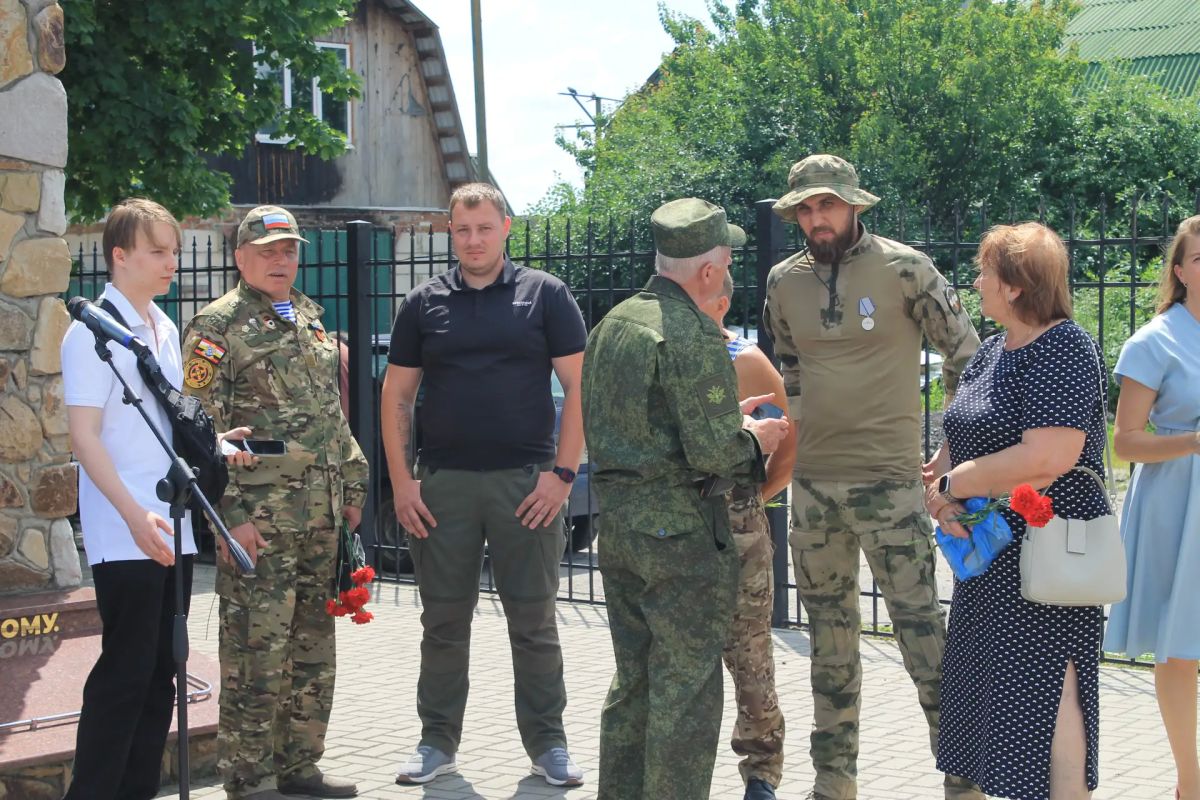 Вчера, 1 июля 2026 года, в День ветеранов боевых действий, на территории храма Покрова Пресвятой Богородицы в селе Черницыно Октябрьского района прошел митинг с возложением цветов