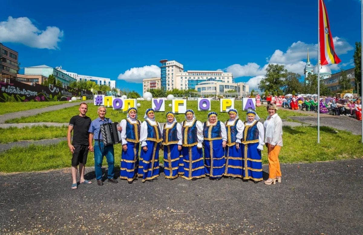 На Полугоре вокальный ансамбль ветеранов труда Дома культуры имени В.Д. Неведрова принял участие в открытии городского фестиваля «Когда поёт душа»