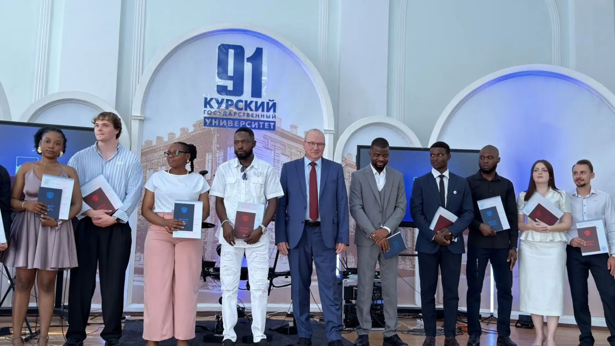 Сегодня стены Курского государственного университета наполнились особой атмосферой — здесь царили радость, волнение и гордость Сегодня стены Курского государственного университета наполнились особой атмосферой — здесь царили радость, волнение и гордость