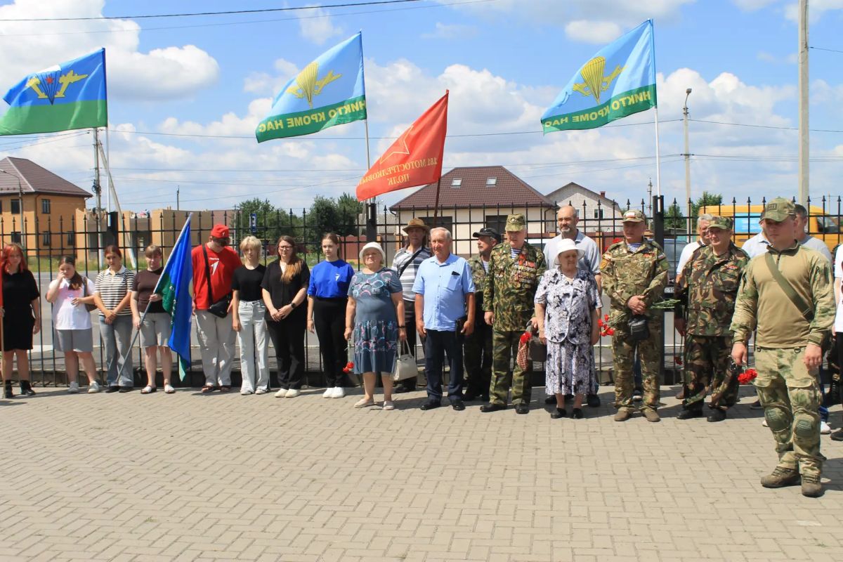 Вчера, 1 июля 2026 года, в День ветеранов боевых действий, на территории храма Покрова Пресвятой Богородицы в селе Черницыно Октябрьского района прошел митинг с возложением цветов Вчера, 1 июля 2026 года, в День ветеранов боевых действий, на территории храма Покрова Пресвятой Богородицы в селе Черницыно Октябрьского района прошел митинг с возложением цветов