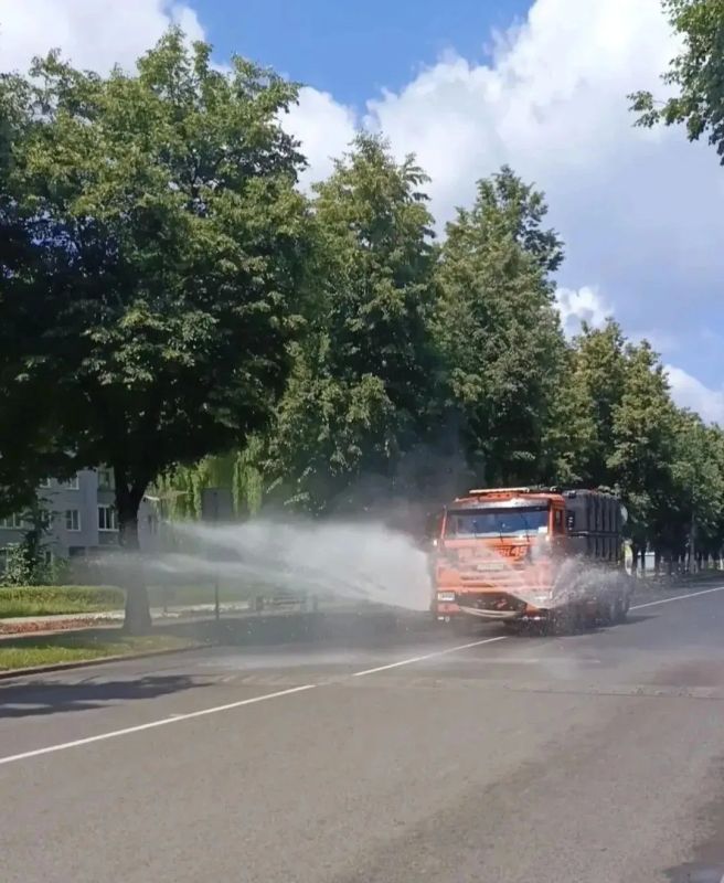 Городская коммунальная служба наводит порядок в городе! Городская коммунальная служба наводит порядок в городе!