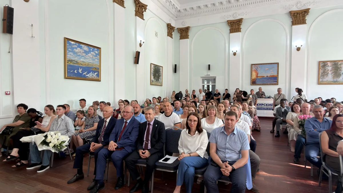 Сегодня стены Курского государственного университета наполнились особой атмосферой — здесь царили радость, волнение и гордость Сегодня стены Курского государственного университета наполнились особой атмосферой — здесь царили радость, волнение и гордость