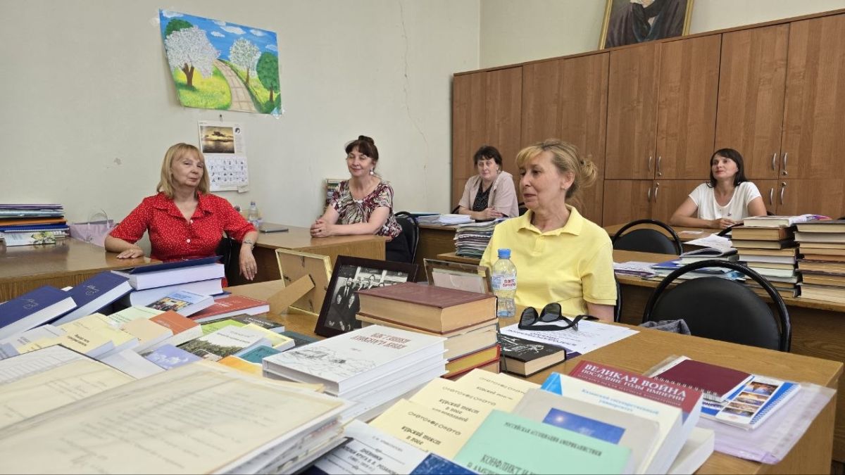 Екатерина Харченко: Филологический факультет входит в число старейших в нашем вузе: именно с него и исторического факультета начинался в 1934 году Курский педагогический институт Екатерина Харченко: Филологический факультет входит в число старейших в нашем вузе: именно с него и исторического факультета начинался в 1934 году Курский педагогический институт