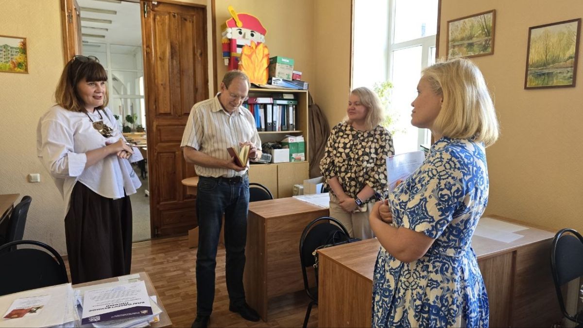 Екатерина Харченко: Филологический факультет входит в число старейших в нашем вузе: именно с него и исторического факультета начинался в 1934 году Курский педагогический институт Екатерина Харченко: Филологический факультет входит в число старейших в нашем вузе: именно с него и исторического факультета начинался в 1934 году Курский педагогический институт