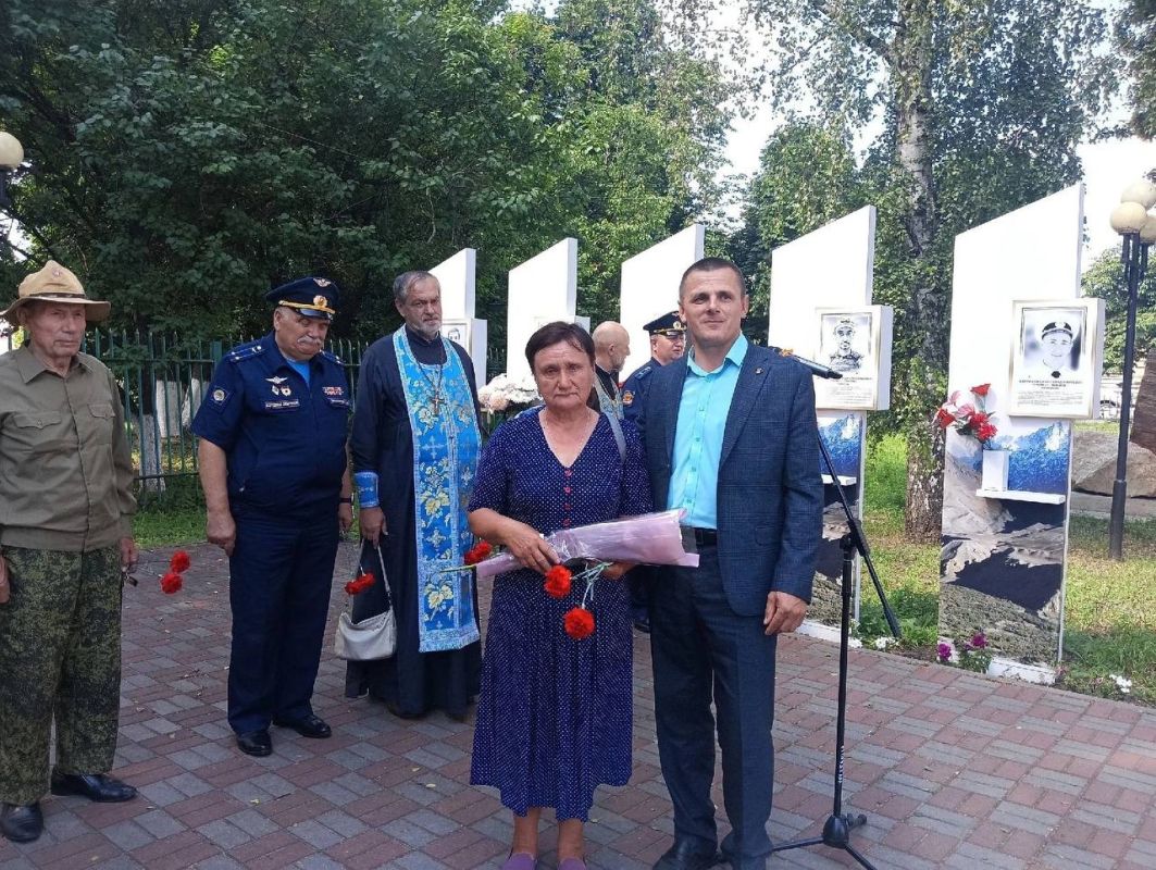 Продолжаем рассказывать, как в районах Курской области чествовали защитников Отечества Продолжаем рассказывать, как в районах Курской области чествовали защитников Отечества