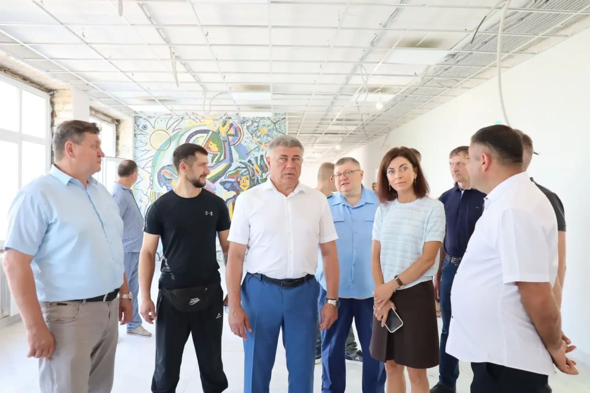 Дворцова настояла на сохранении уникальной мозаики в Зоринской школе Дворцова настояла на сохранении уникальной мозаики в Зоринской школе