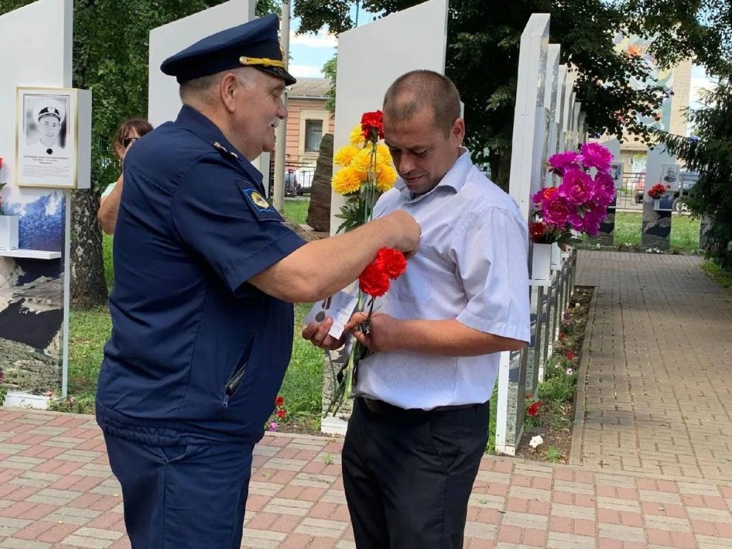 Продолжаем рассказывать, как в районах Курской области чествовали защитников Отечества Продолжаем рассказывать, как в районах Курской области чествовали защитников Отечества