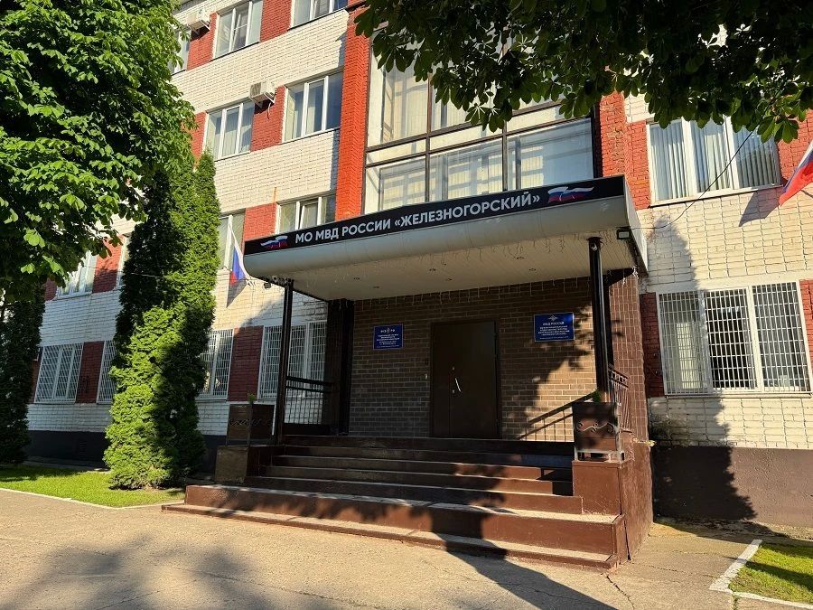 Житель города Железногорска Курской области предстанет перед судом за грабеж: он снял обручальное кольцо с руки мужчины, которому на улице стало плохо