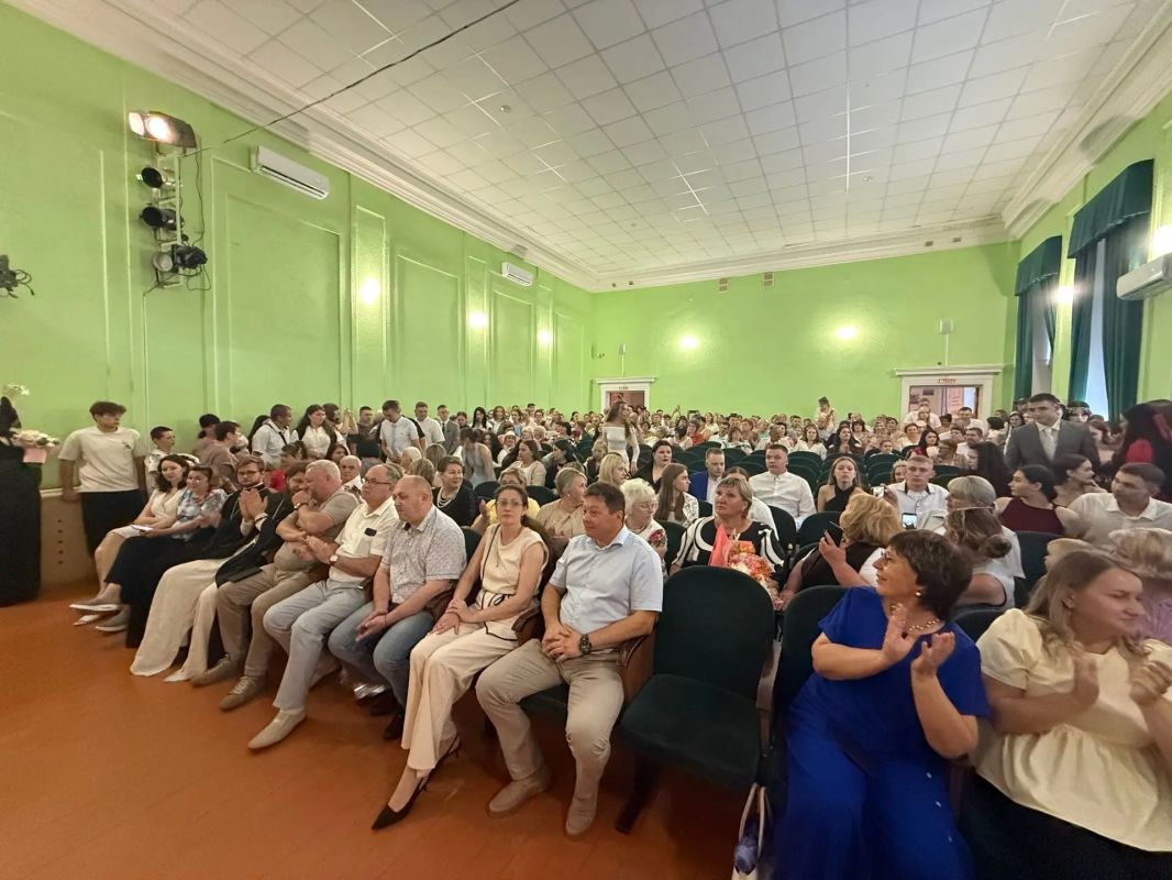 В Щиграх чествовали новое поколение медиков: в РДК прошёл торжественный выпускной концерт