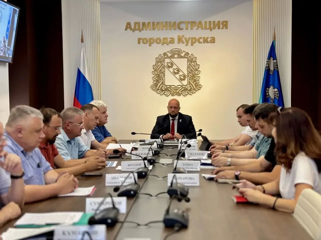 Традиционно в пятницу с коллегами в режиме онлайн проводим совещание по подведению итогов работы администрации города Курска за текущую неделю