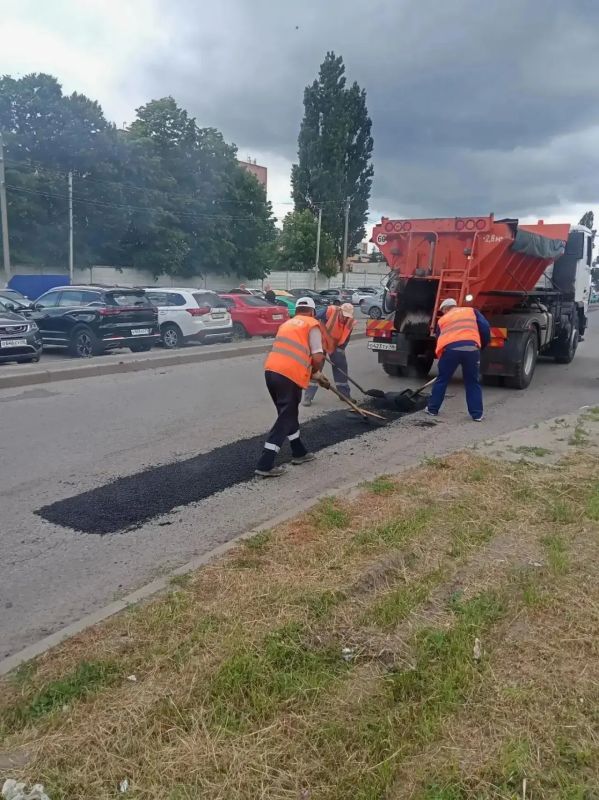 Наряду с выполнением работ по капитальному ремонту автодорог в Курске продолжается реализация мероприятий по ямочному ремонту Наряду с выполнением работ по капитальному ремонту автодорог в Курске продолжается реализация мероприятий по ямочному ремонту