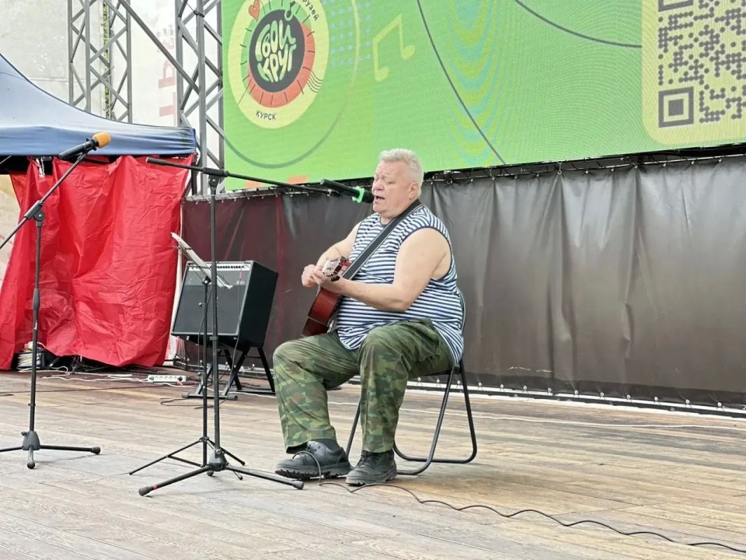 Наши на сцене! Курские авторы бардовской песни, которые своим талантом доказали высокий исполнительский уровень, привозя Гран-при и дипломы победителей и лауреатов со многих всероссийских и региональных фестивалей, сегодня... Наши на сцене! Курские авторы бардовской песни, которые своим талантом доказали высокий исполнительский уровень, привозя Гран-при и дипломы победителей и лауреатов со многих всероссийских и региональных фестивалей, сегодня...
