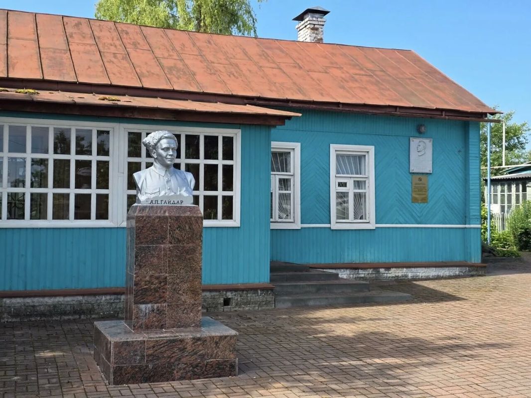 Сегодня в рубрике #КурскЛитературный расскажем о писателе, чьё имя прочно связано с советской детской литературой и, конечно, с Курском, – Аркадии Гайдаре Сегодня в рубрике #КурскЛитературный расскажем о писателе, чьё имя прочно связано с советской детской литературой и, конечно, с Курском, – Аркадии Гайдаре