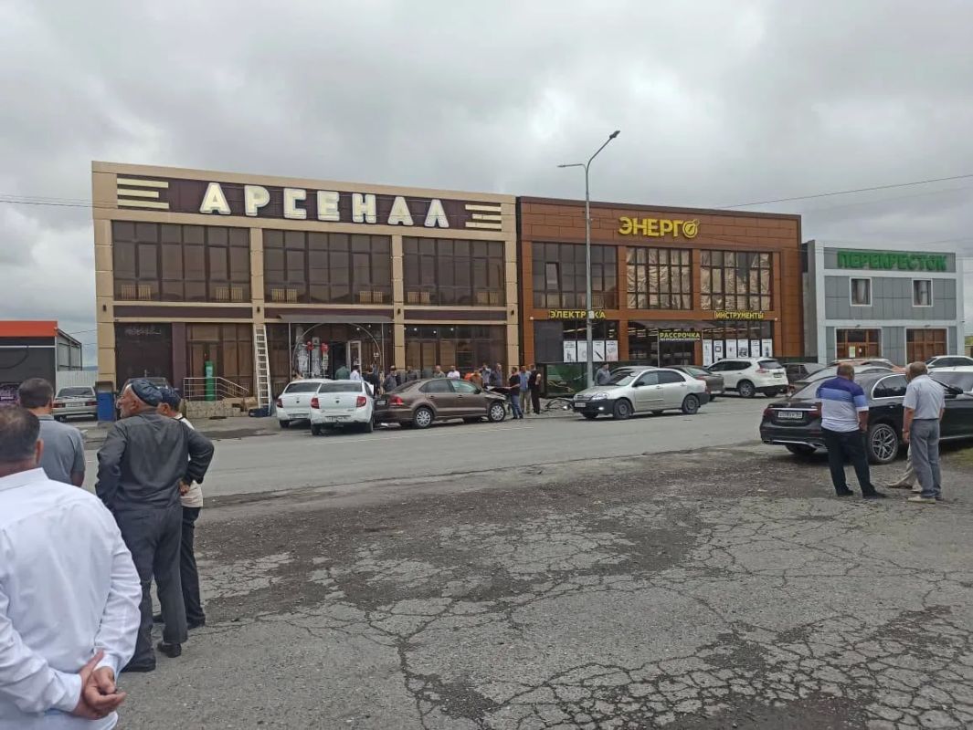 ДТП В Сунже:. На улице Свердлова, в районе пожарно-спасательной части № 3, произошло дорожно-транспортное происшествие с участием шести автомобилей ДТП В Сунже:. На улице Свердлова, в районе пожарно-спасательной части № 3, произошло дорожно-транспортное происшествие с участием шести автомобилей
