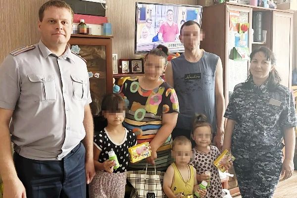 В преддверии Дня семьи сотрудники УФСИН посетили многодетных осуждённых в Курской области