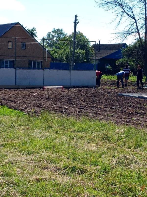 В Верхнем Любаже устанавливается спортивная площадка В Верхнем Любаже устанавливается спортивная площадка