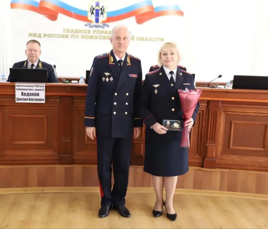 Врио начальника ГУ МВД России по Новосибирской области поздравил сотрудников Центра финансового обеспечения с профессиональным праздником Врио начальника ГУ МВД России по Новосибирской области поздравил сотрудников Центра финансового обеспечения с профессиональным праздником