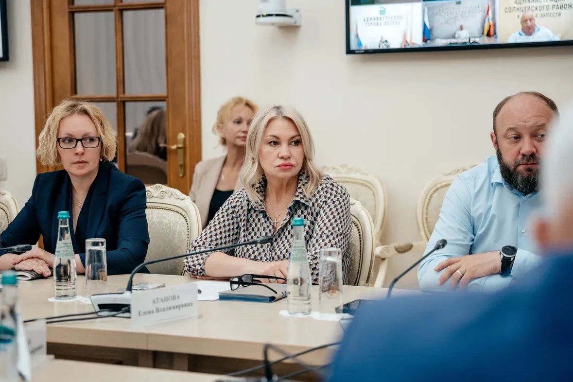 Александр Хинштейн: Рабочий понедельник начали с заседания Правительства Курской области Александр Хинштейн: Рабочий понедельник начали с заседания Правительства Курской области