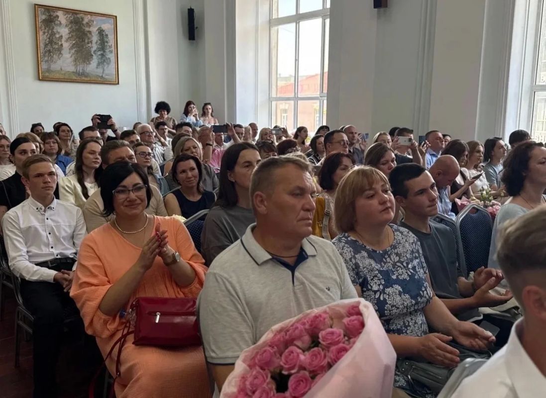 В образовательных организациях Курской области продолжаются выпускные вечера В образовательных организациях Курской области продолжаются выпускные вечера