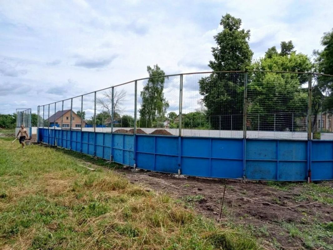 В Верхнем Любаже устанавливается спортивная площадка В Верхнем Любаже устанавливается спортивная площадка