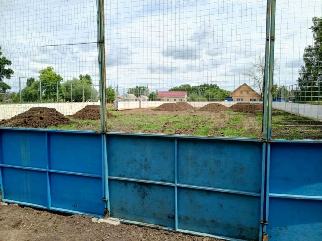 В Верхнем Любаже устанавливается спортивная площадка В Верхнем Любаже устанавливается спортивная площадка