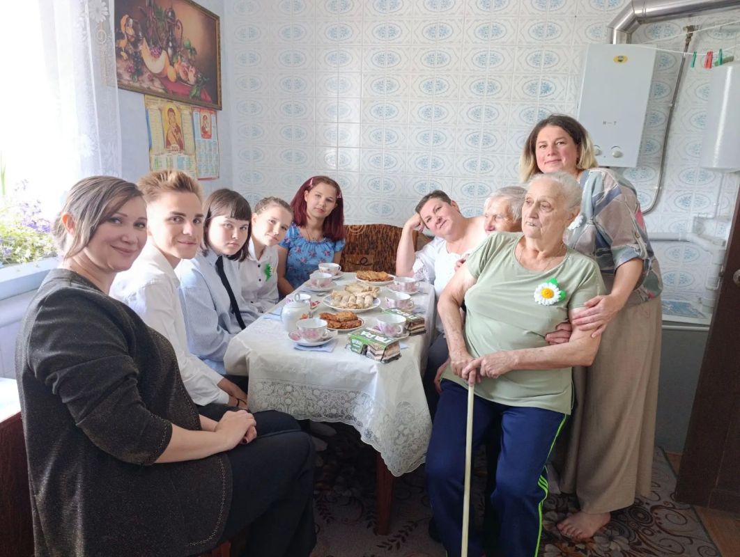 За день до Дня семьи, любви и верности воспитанники из Щигровского центра соццпомощи семье и детям «Импульс» устроили настоящий сюрприз для тех, кто знает секрет долгого счастья За день до Дня семьи, любви и верности воспитанники из Щигровского центра соццпомощи семье и детям «Импульс» устроили настоящий сюрприз для тех, кто знает секрет долгого счастья