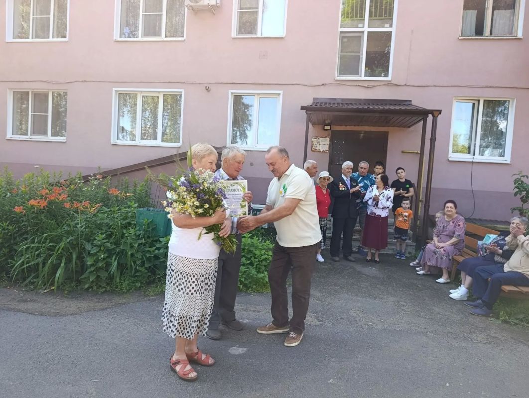 За день до Дня семьи, любви и верности воспитанники из Щигровского центра соццпомощи семье и детям «Импульс» устроили настоящий сюрприз для тех, кто знает секрет долгого счастья За день до Дня семьи, любви и верности воспитанники из Щигровского центра соццпомощи семье и детям «Импульс» устроили настоящий сюрприз для тех, кто знает секрет долгого счастья