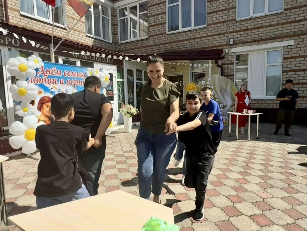 Ежегодно 8 июля в России отмечается самый трогательный и душевный праздник - День семьи, любви и верности! Ежегодно 8 июля в России отмечается самый трогательный и душевный праздник - День семьи, любви и верности!