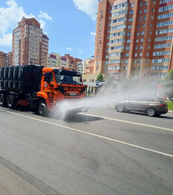 Городская коммунальная служба системно ведёт работы по содержанию в чистоте городских территорий Городская коммунальная служба системно ведёт работы по содержанию в чистоте городских территорий