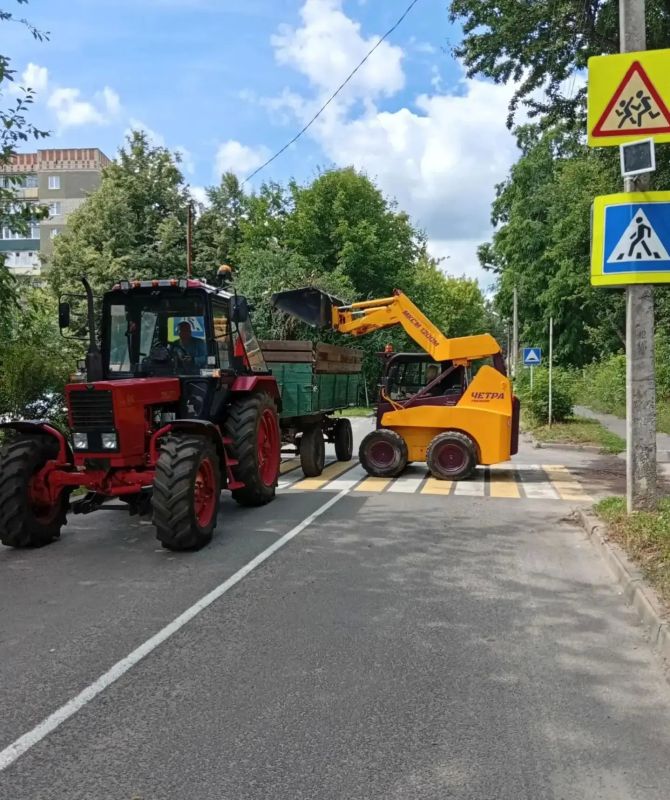 Городская коммунальная служба системно ведёт работы по содержанию в чистоте городских территорий Городская коммунальная служба системно ведёт работы по содержанию в чистоте городских территорий