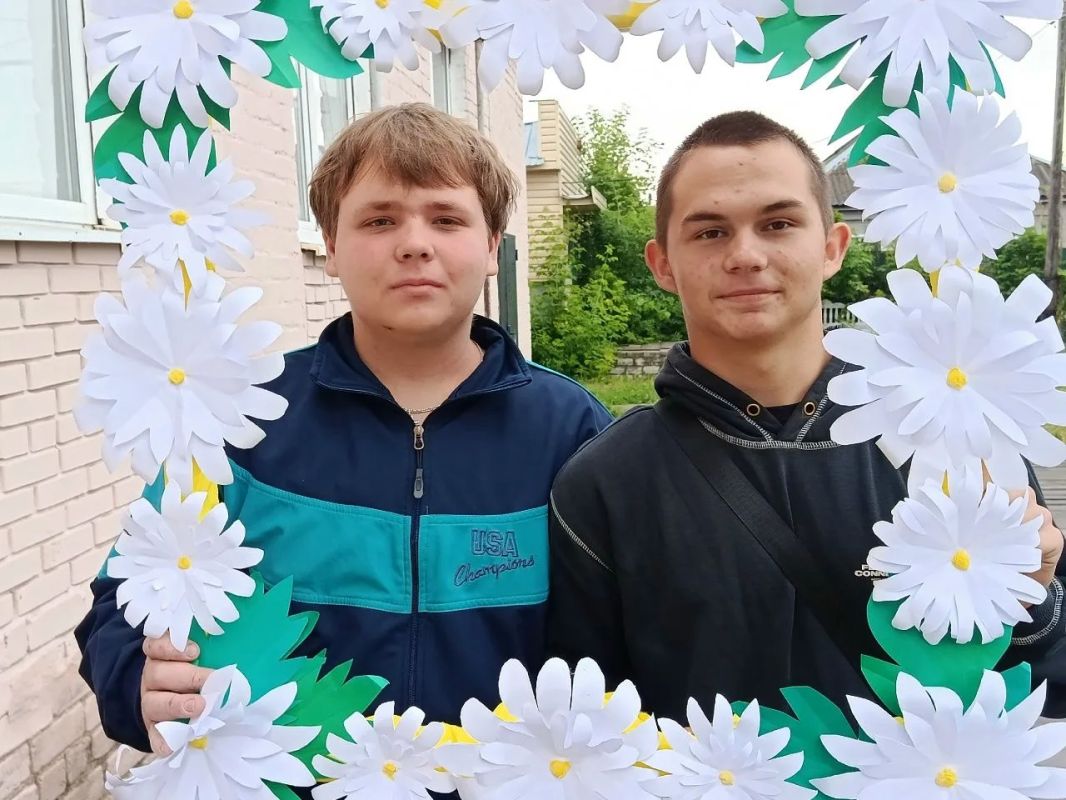 В Большежировском СДК прошла фотоакция "Ромашковое счастье", приуроченная ко Дню семьи, любви и верности В Большежировском СДК прошла фотоакция "Ромашковое счастье", приуроченная ко Дню семьи, любви и верности