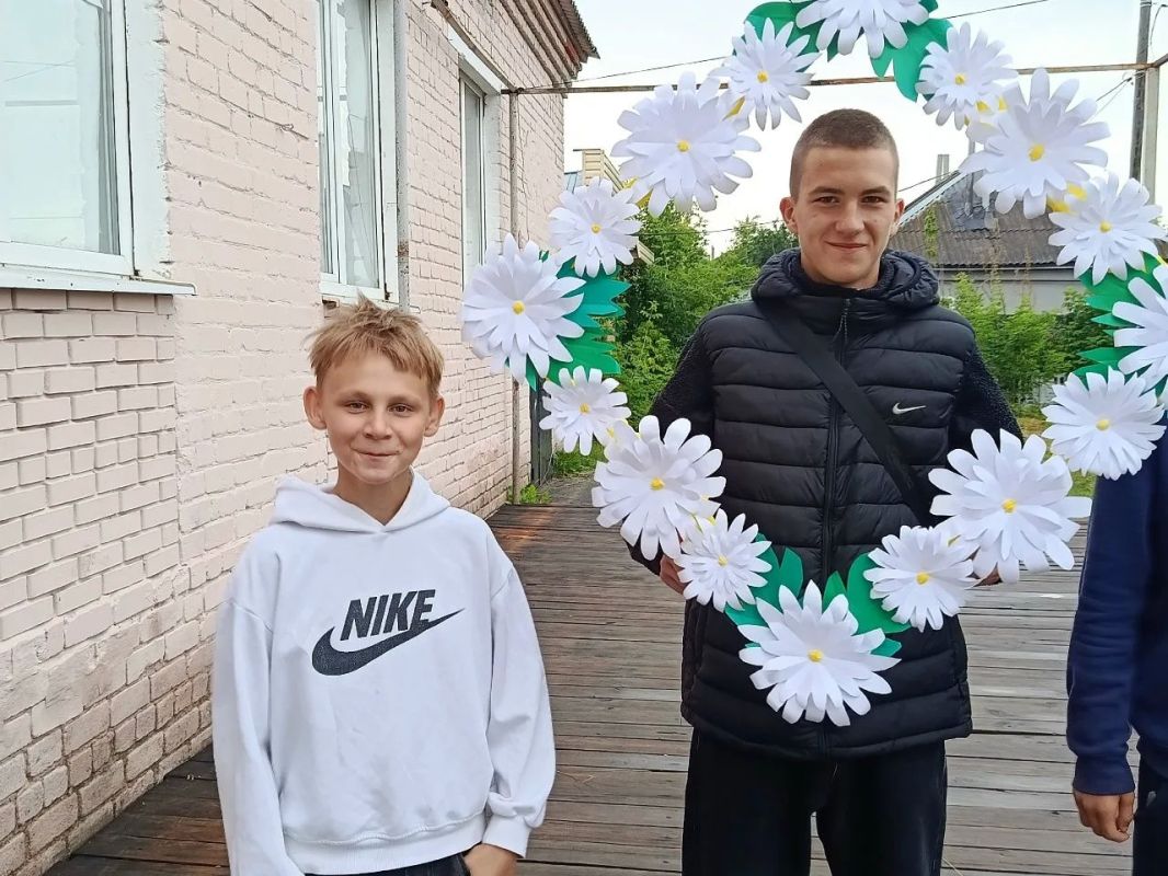В Большежировском СДК прошла фотоакция "Ромашковое счастье", приуроченная ко Дню семьи, любви и верности